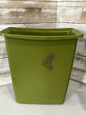 Olive green vintage Rubbermaid garbage/trash can (Gold design)